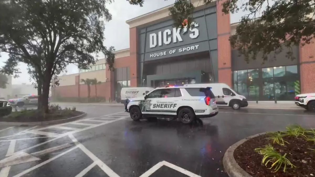 Brandon, FL: 1 Dead Inside Dick’s Fitting Room, 2 Detained After Mall Shooting